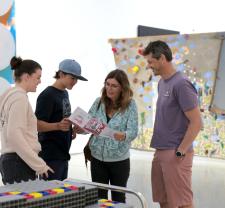 Visiteurs jouant dans une salle d'exposition