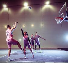4 personnes entrain de jouer au basket 3X3